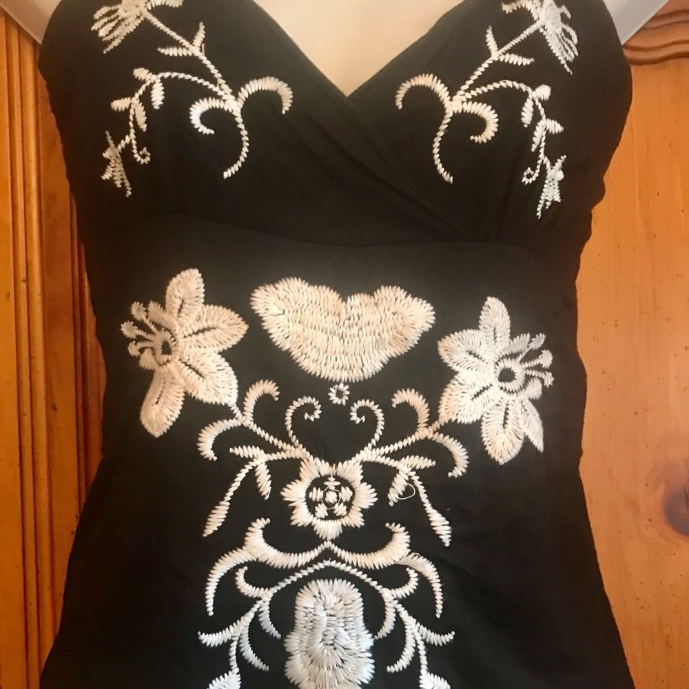 WHITE HOUSE BLACK MARKET EMBROIDERED CAMI TOP SZ S